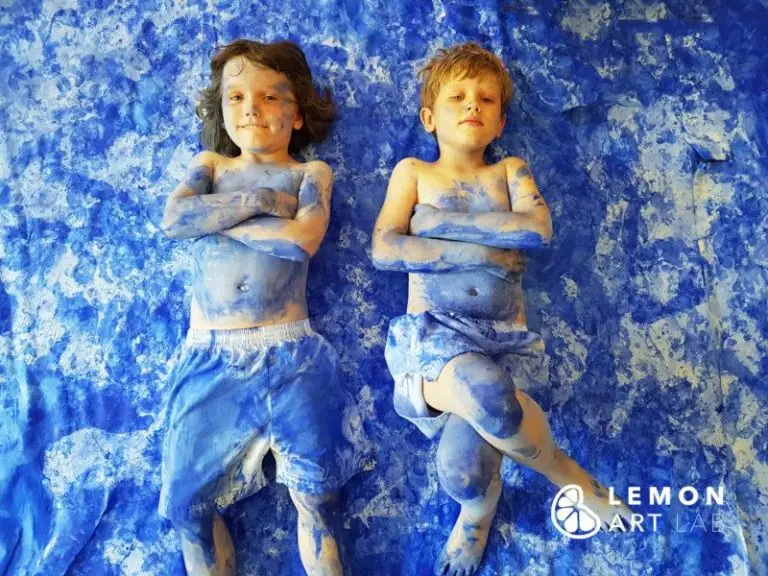 Niños cubiertos de pigmento azul Klein