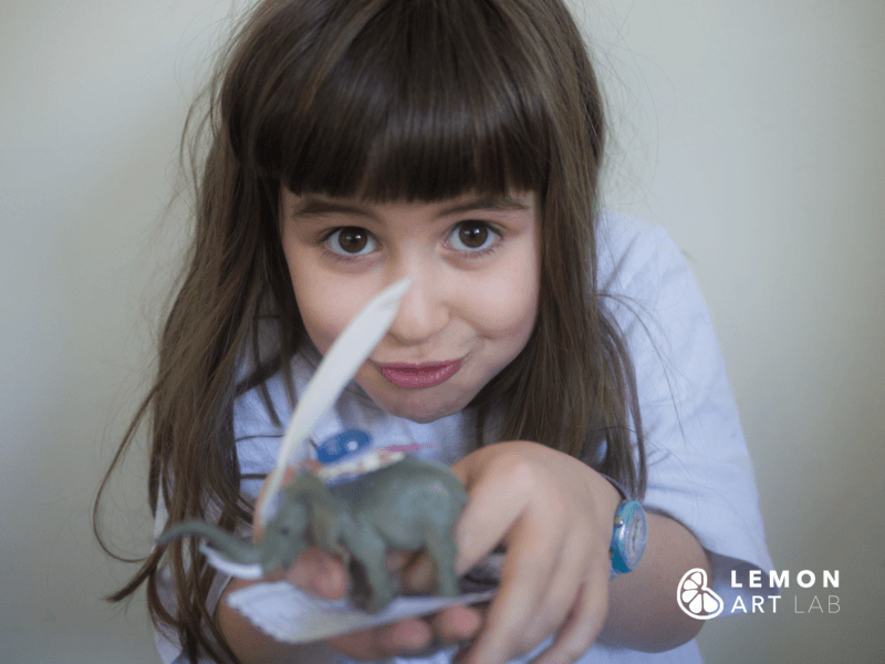 Niña enseña su juguete surrealista
