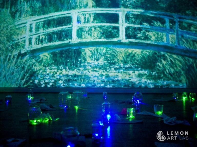 Escenografía con proyección gigante de cuadros de Monet
