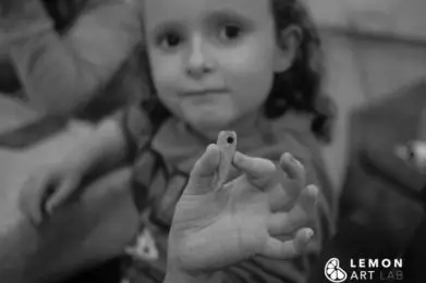 Niño enseña una herramienta de arte rupestre