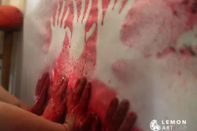 Marcas de manos de niños con pigmentos naturales