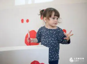 Niña explora una instalación artística