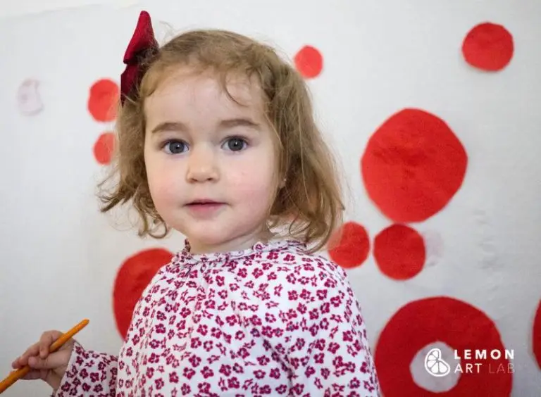 Bebé transforma el espacio de una galería con puntos rojos