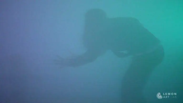 Juego libre en una instalación artística de humo