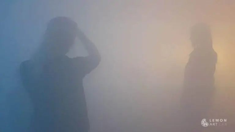 Participantes en una sala de humo y color