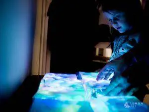 Juego de luces de colores para aprender arte contemporáneo