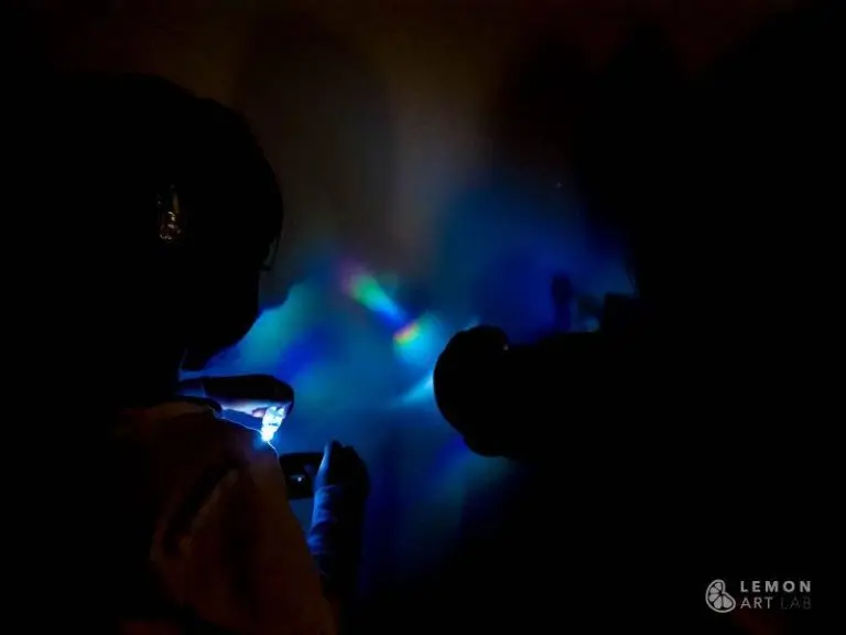 Niños experimentan con prismas