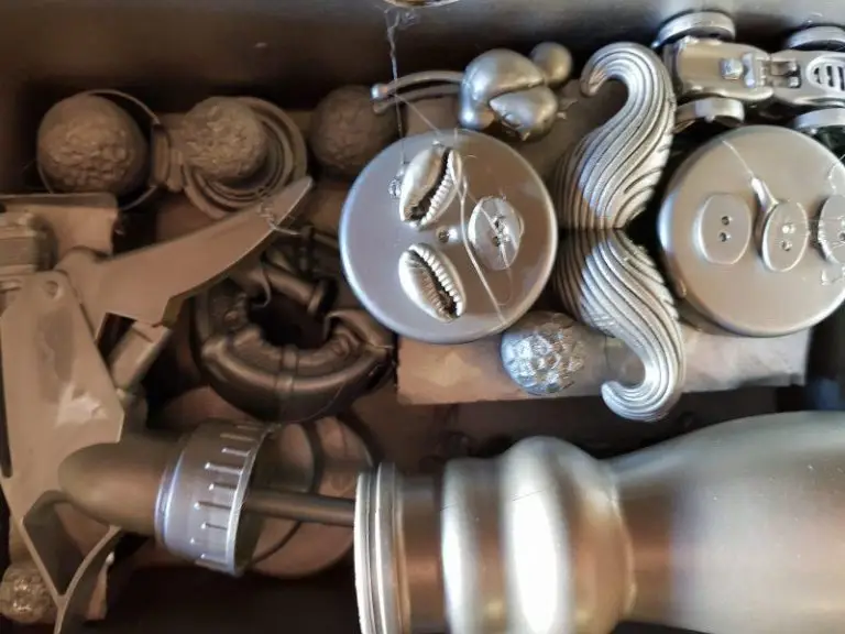 Ensamblaje artístico de piezas recicladas