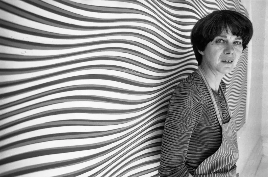 Bridget Riley frente a su pintura