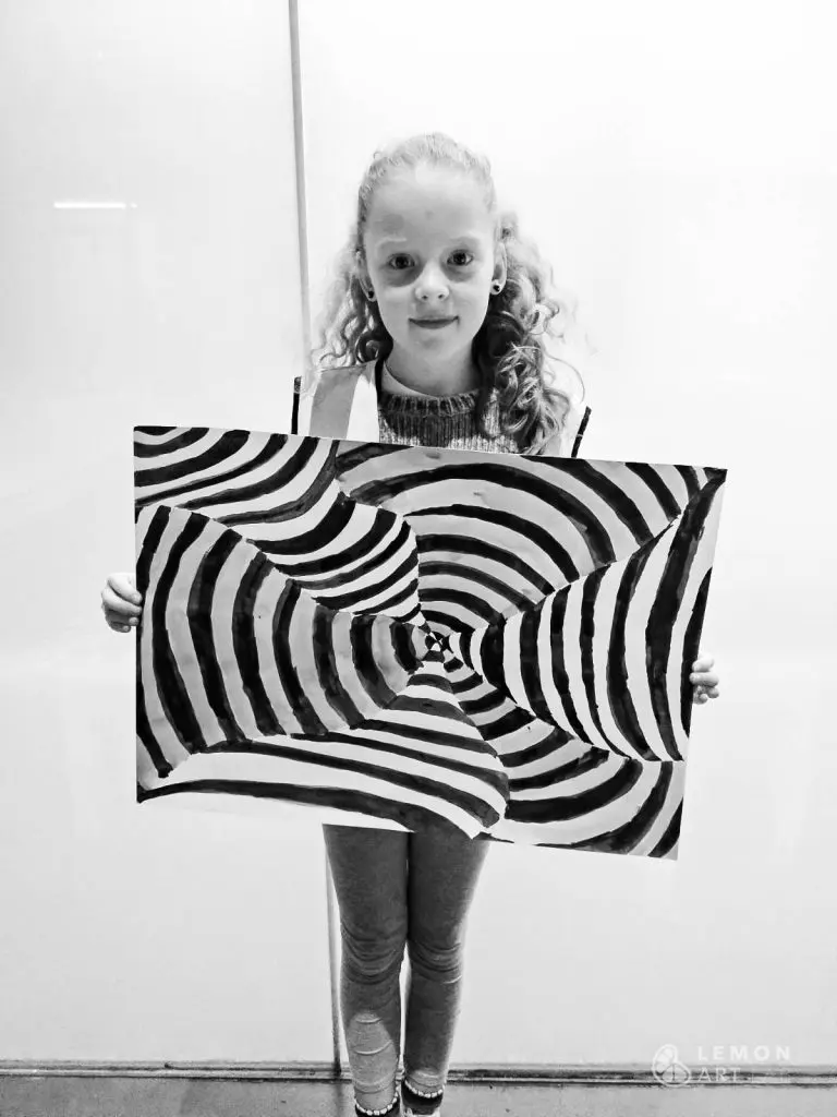 Niña con su obra de vórtice geométrico