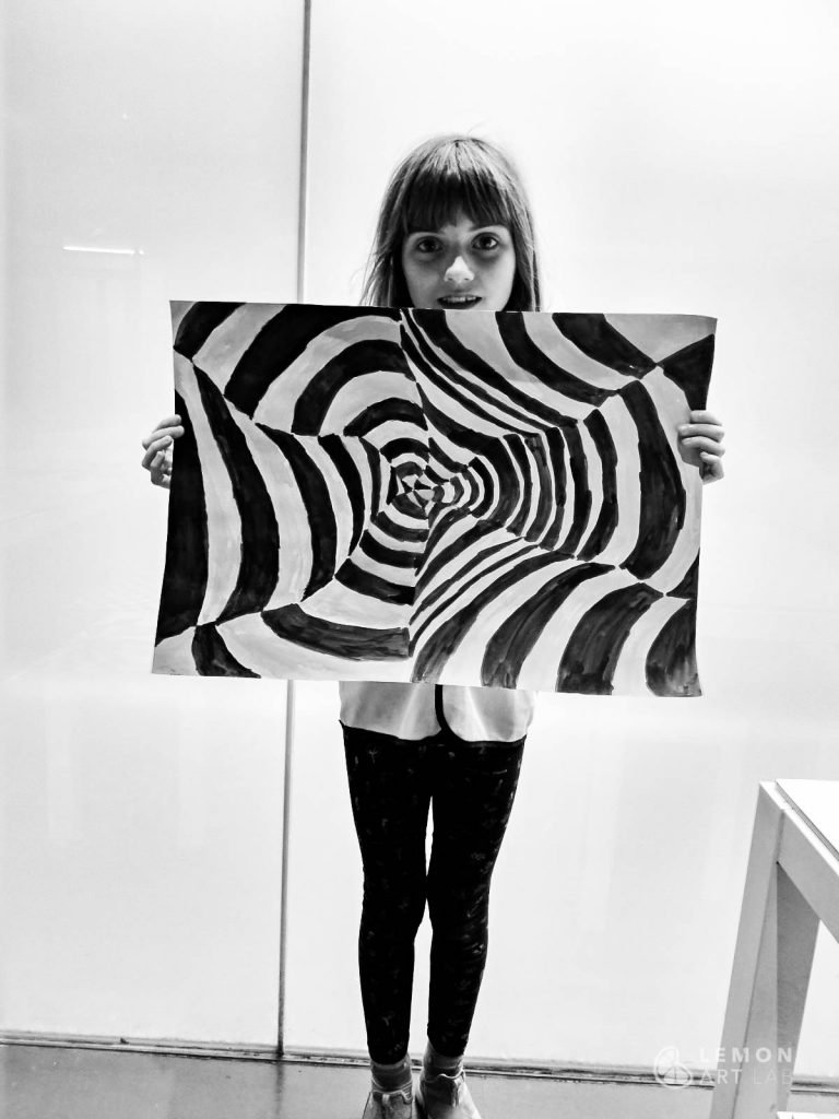 Niña con obra de op art