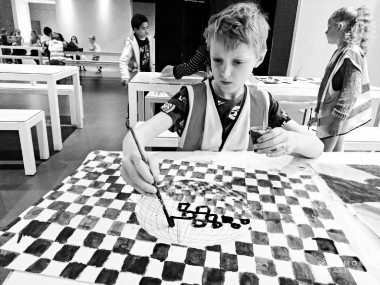 Niño trabajando en una pintura hipnótica