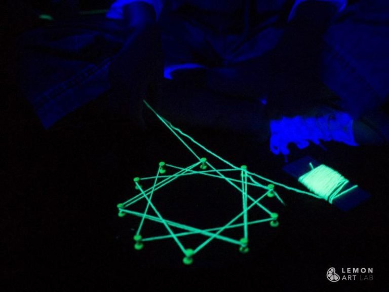 Patrón geométrico que brilla en la oscuridad