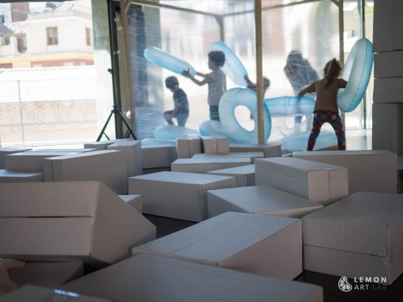 Niños juegan dentro de una obra de arte