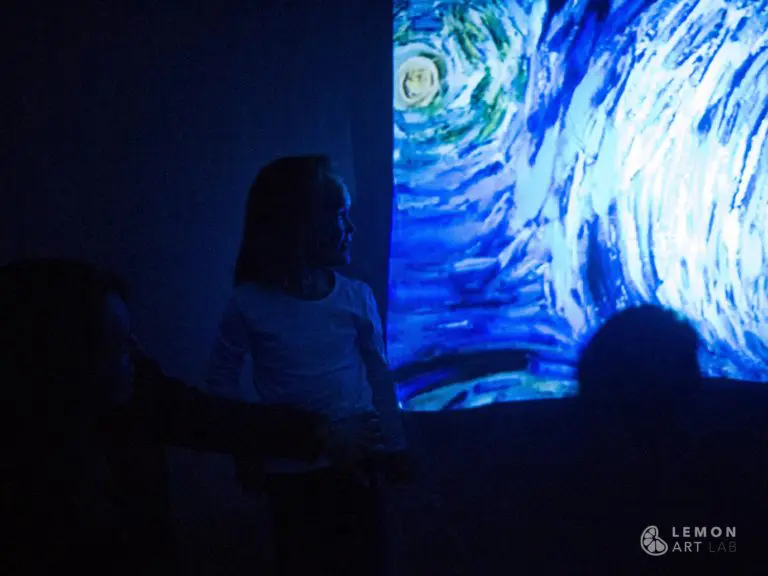Instalación interactiva con pinturas