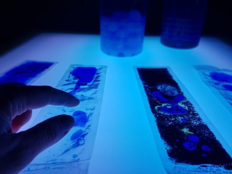 Mesa de luz con provocaciones sensoriales