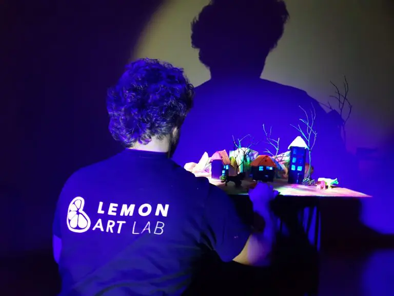 educador prepara una maqueta para un cuento