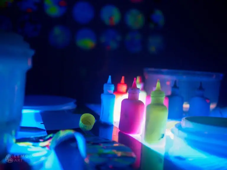 Materiales artísticos que brillan en la oscuridad
