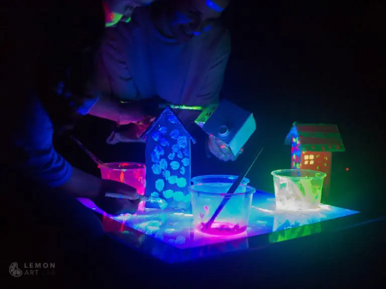 Taller en familia con mesa de luz ultravioleta