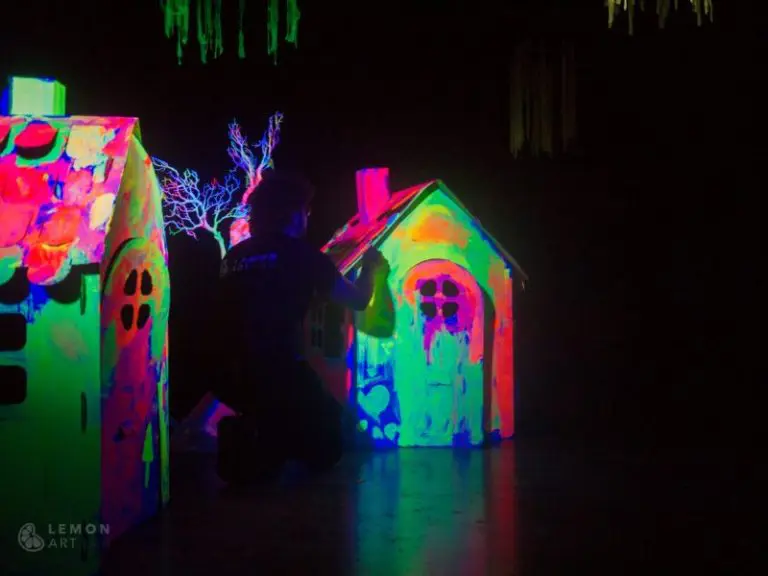 Artista trabaja en instalación de luz ultravioleta