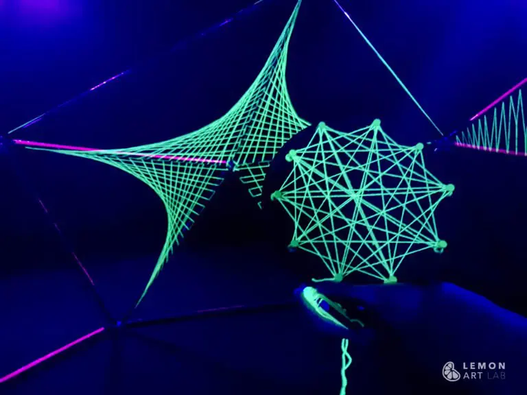 Instalación ultravioleta con patrones geométricos