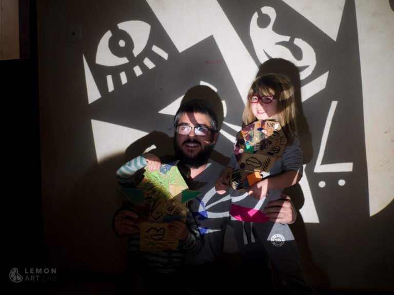 padre e hija frente a proyección cubista