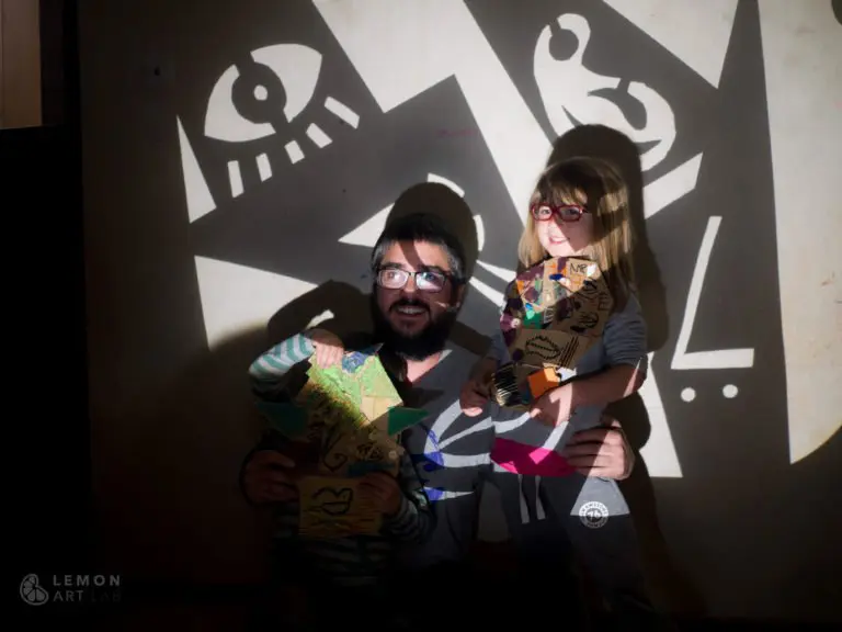 padre e hija frente a proyección cubista