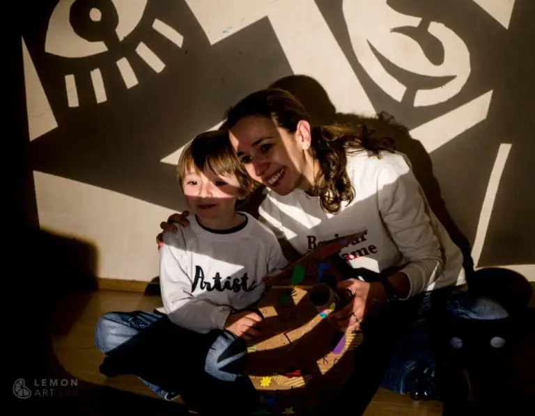 Madre e hijo frente a una proyección cubista