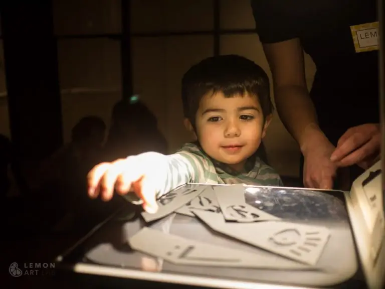 Niño con un juego de picasso