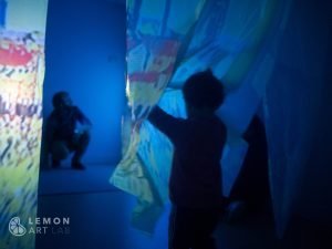 Niño en una experiencia inmersiva