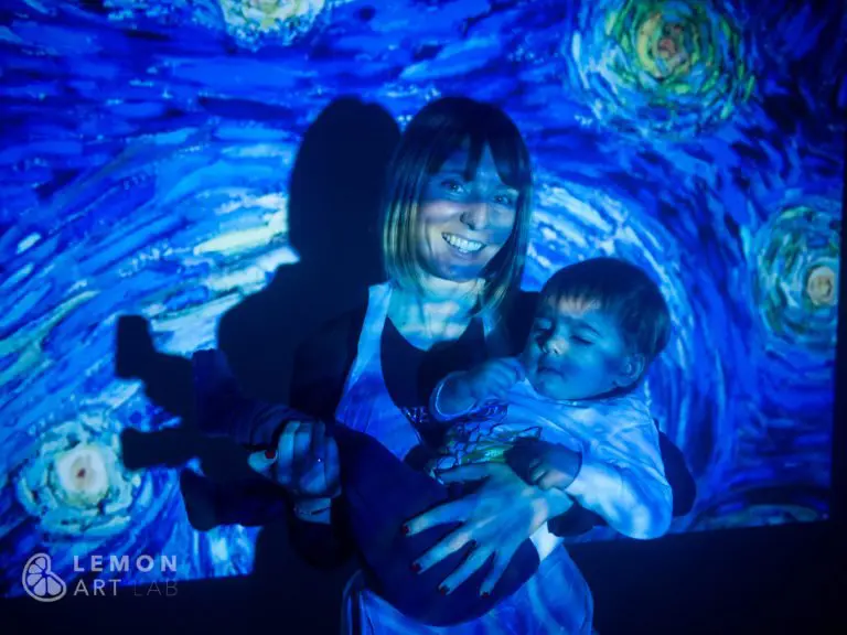 Madre y bebé en la noche estrellada de Van Gogh