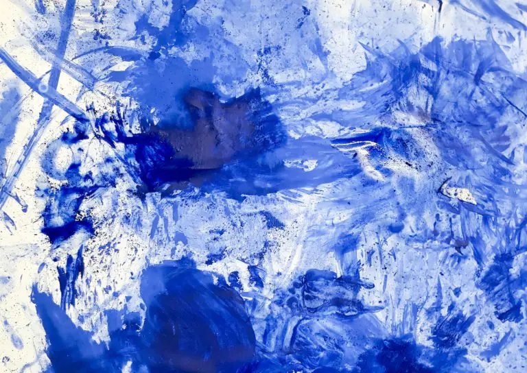 trazos de pintura azul Klein