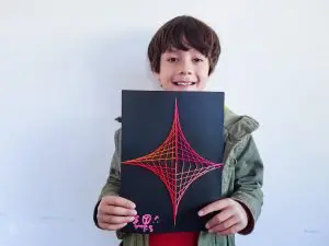 Niño muestra un patrón geométrico