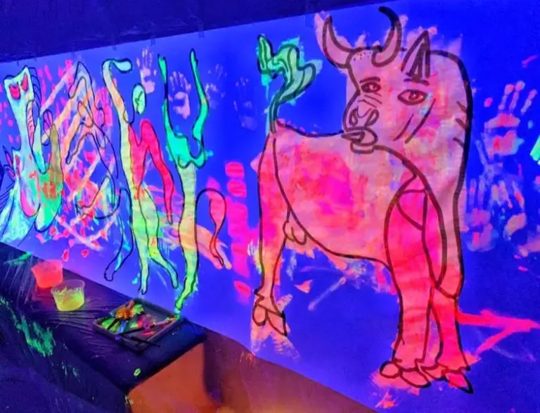 Mural ultravioleta inspirado en Picasso