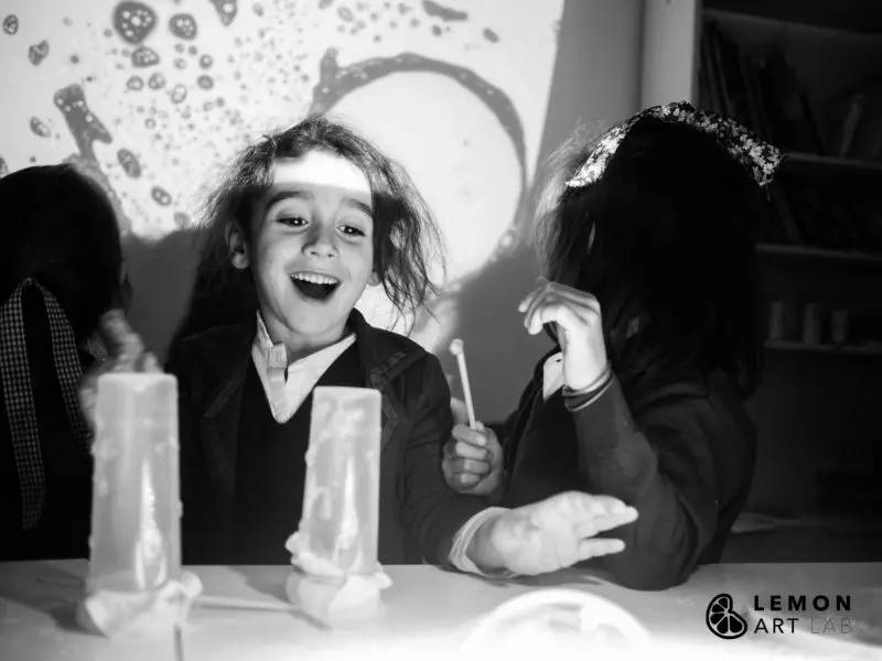 Niños en un taller de pompas de jabón