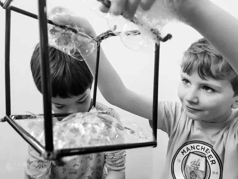 Niños experimentan con pompas de jabón