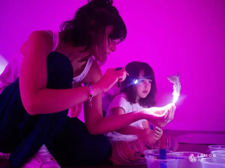 Madre e hija exploran materiales artísticos
