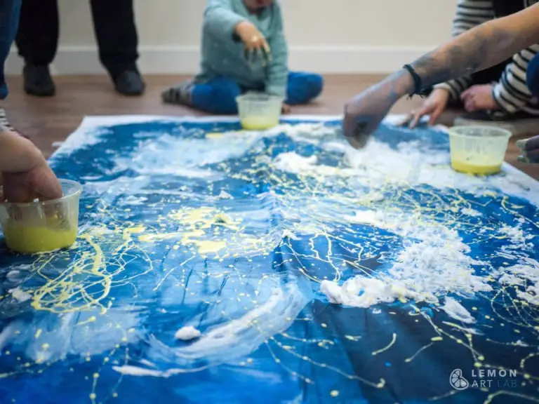 Familias utilizando pintura con textura