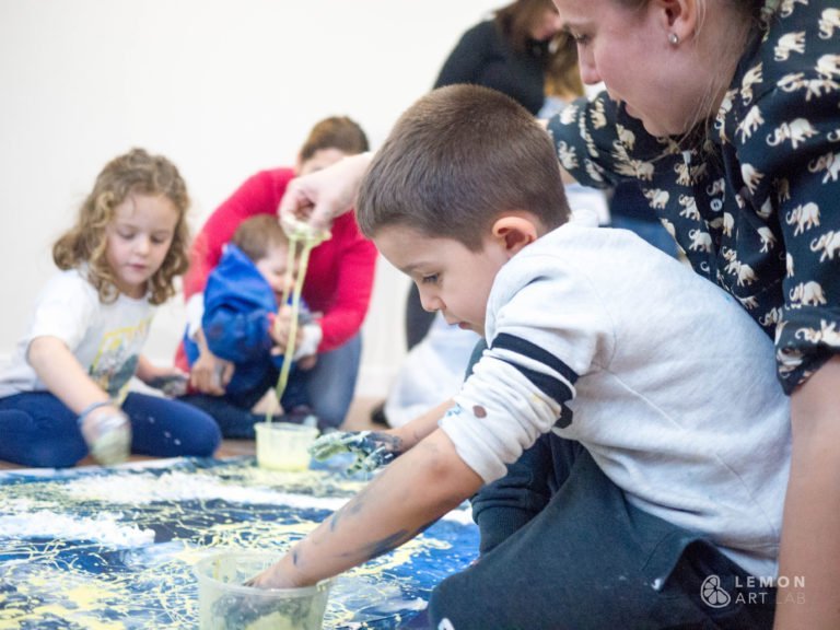 Niños y adultos crean arte juntos