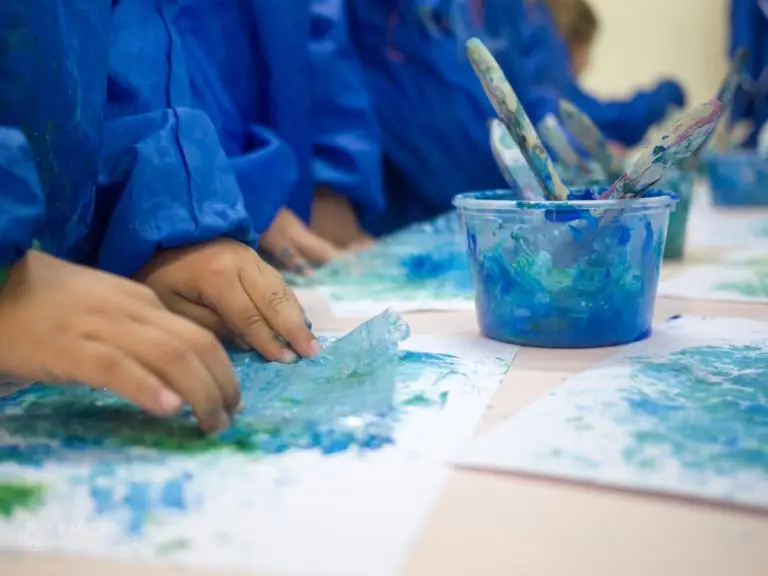 Bebés cren arte inspirado en el artista Monet