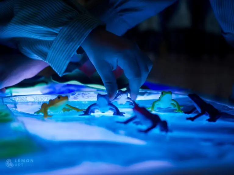 Niños juegan con la mesa de luz