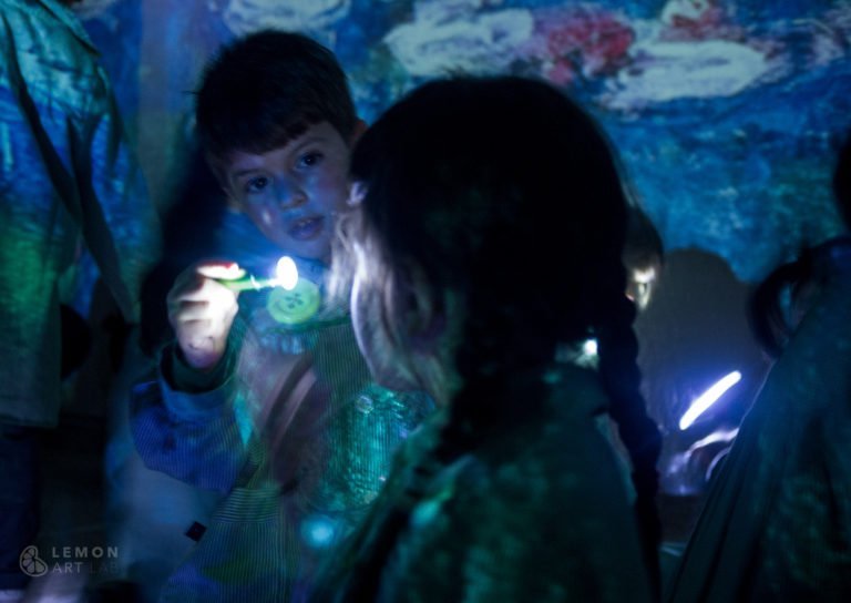 Niños exploran una instalación artística juntos