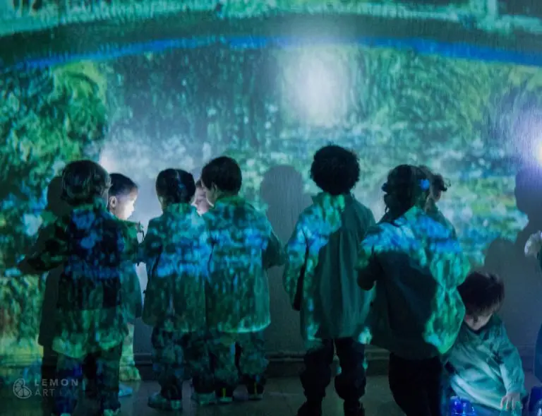 Preescolares ante un inmenso cuadro de Monet
