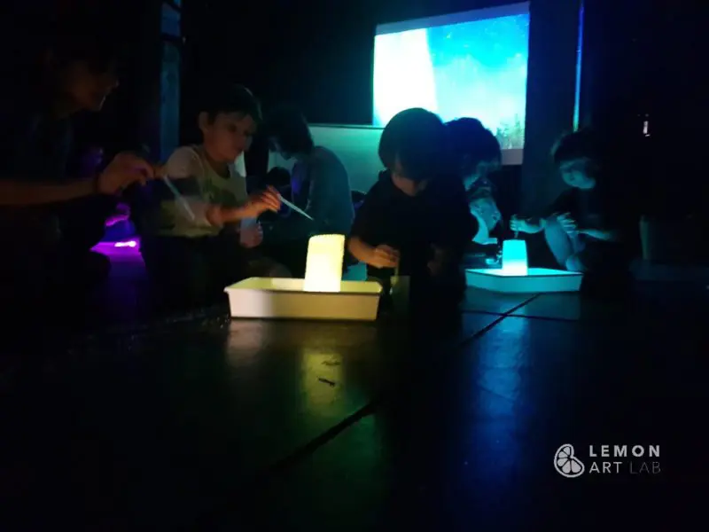 Niños en un taller de arte efímero