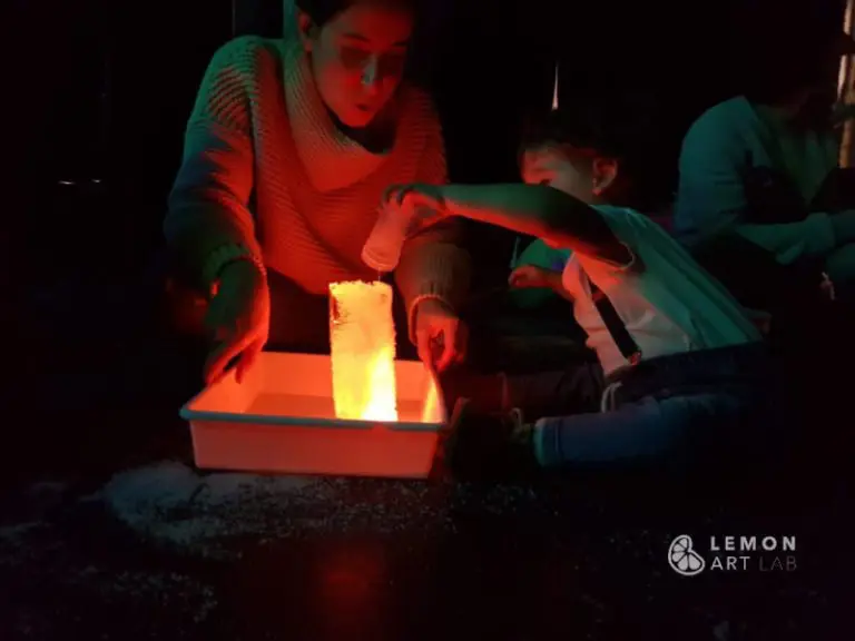 Bebé juega con su madre creando una obra de arte