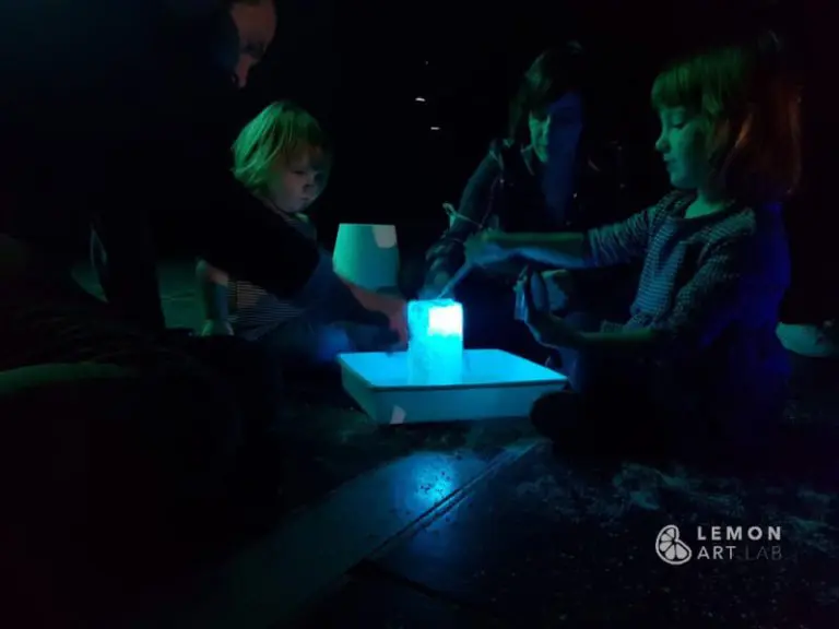 Familia experimenta con una escultura de hielo