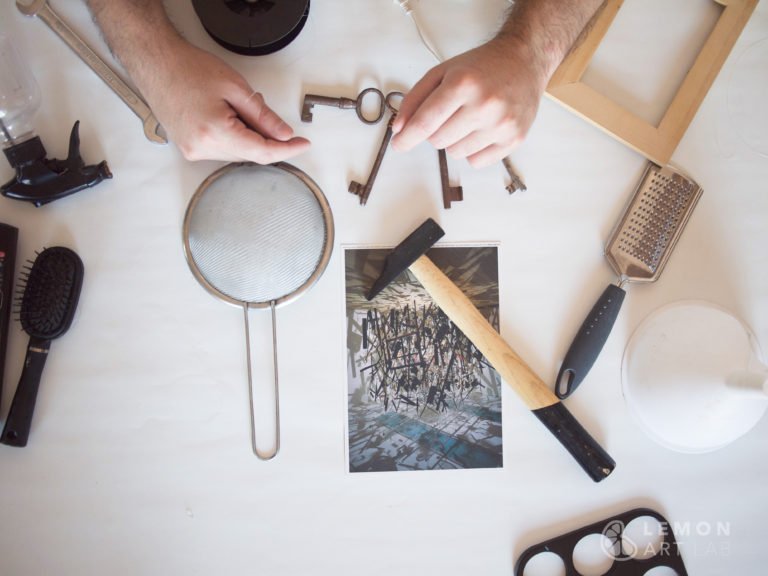Artista trabajando con objetos comunes