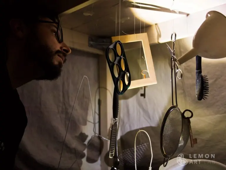 Artista creando una instalación con objetos cotidianos