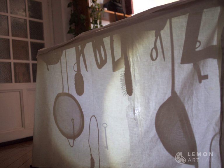 Instalación artística casera con luces y sombras