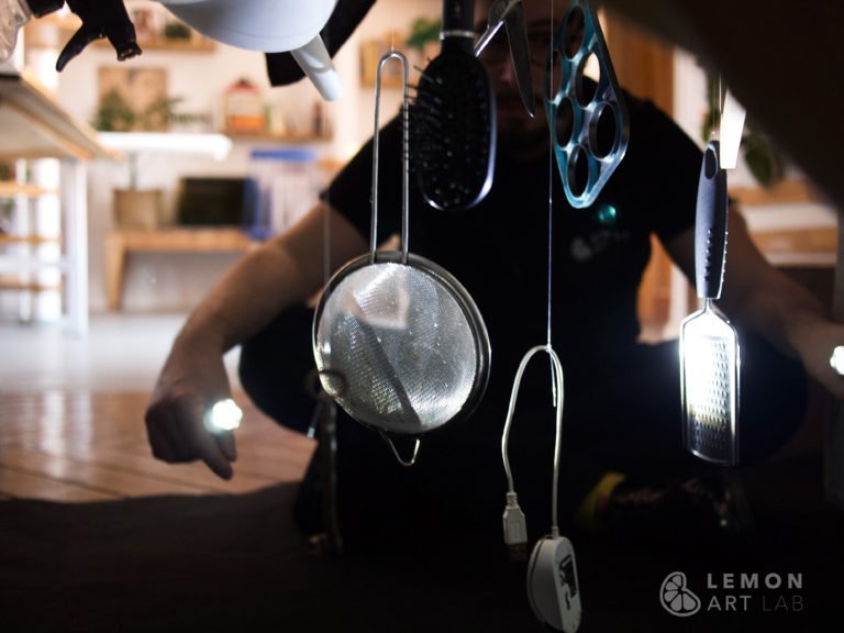 Artista prepara una instalación con objetos cotidianos